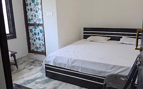 Pandit Devki Nandan Dharamsala & Guest House